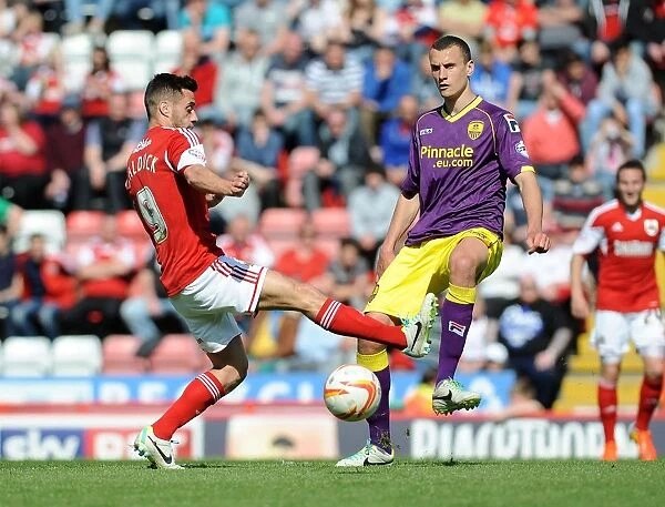 Bristol City's Sam Baldock Closes In on Notts County's Haydn Hollis during Sky Bet League One Match