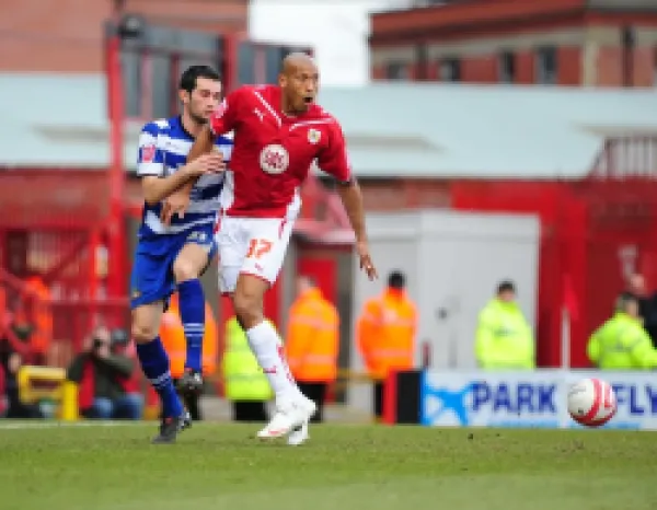 Buy Chris Iwelumo holds off Sam Hird