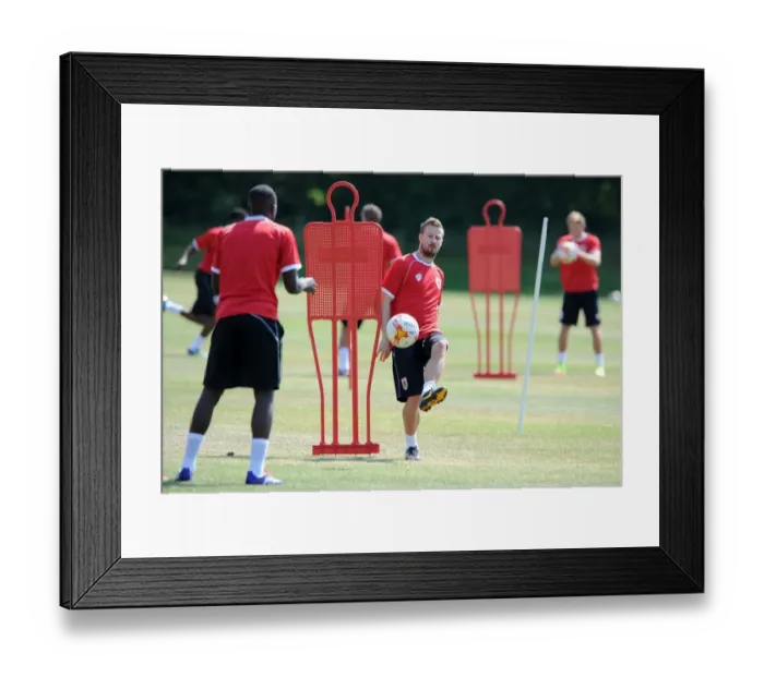 Framed Print : Bristol City's Wade Elliott in Training (July 2, 2014)