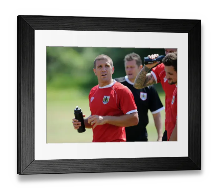 Framed Print : Bristol City's Adam El-Abd in Focus: Training Sessions (July 2014) Framed Print : Bristol City's Adam El-Abd in Focus: Training Sessions (July 2014)