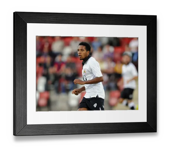 Framed Print : Bristol City's Korey Smith in Action against Cheltenham Town (2014) Framed Print : Bristol City's Korey Smith in Action against Cheltenham Town (2014)