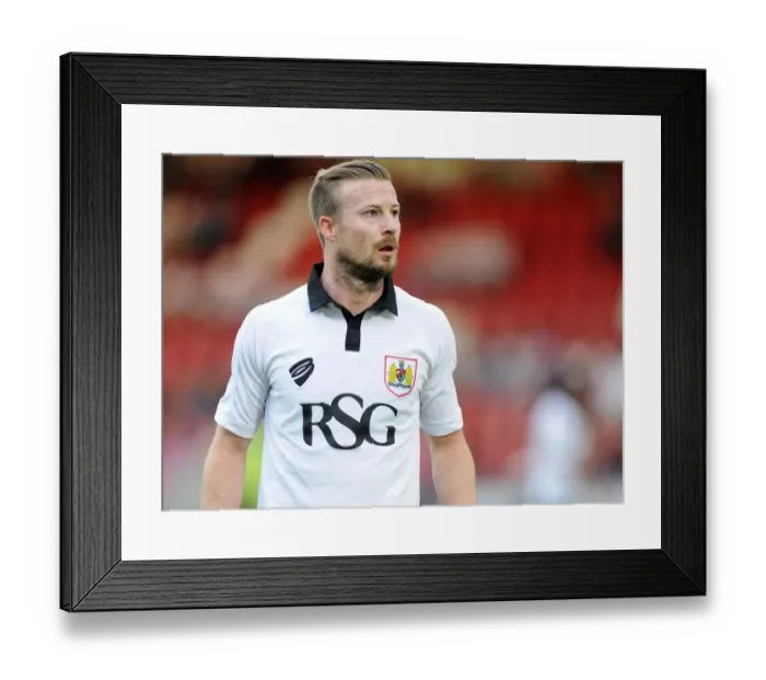 Framed Print : Bristol City's Wade Elliott in Action during Pre-Season Friendly against Cheltenham Town, July 2014 Framed Print : Bristol City's Wade Elliott in Action during Pre-Season Friendly against Cheltenham Town, July 2014