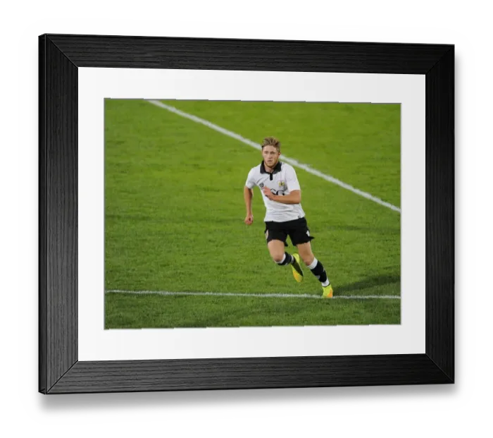Framed Print : Wes Burns in Action: Cheltenham Town vs. Bristol City, 2014 Framed Print : Wes Burns in Action: Cheltenham Town vs. Bristol City, 2014