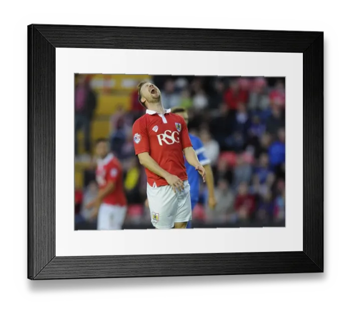 Framed Print : Frustration for Wade Elliott as Bristol City Face Off Against Leyton Orient in Sky Bet League One Framed Print : Frustration for Wade Elliott as Bristol City Face Off Against Leyton Orient in Sky Bet League One