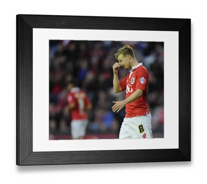 Framed Print : Frustration for Wade Elliott as Bristol City Face Tough Leyton Orient Challenge Framed Print : Frustration for Wade Elliott as Bristol City Face Tough Leyton Orient Challenge