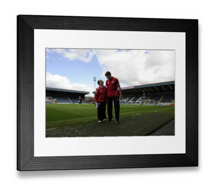 Framed Print : Bristol City's Frank Fielding in Focus at Rochdale AFC's Spotland Stadium Framed Print : Bristol City's Frank Fielding in Focus at Rochdale AFC's Spotland Stadium