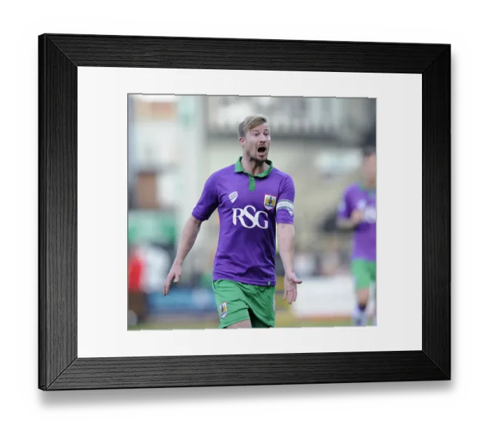 Framed Print : Wade Elliott in Action: Notts County vs. Bristol City, Sky Bet League One, August 2014 Framed Print : Wade Elliott in Action: Notts County vs. Bristol City, Sky Bet League One, August 2014