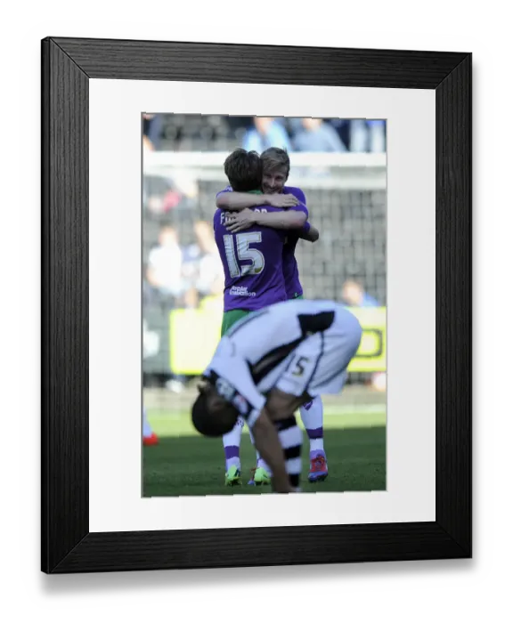 Framed Print : Bristol City's Dramatic Win: Elliott and Freeman Rejoice as Thompson Disappointed (Notts County vs. Bristol City, 2014)