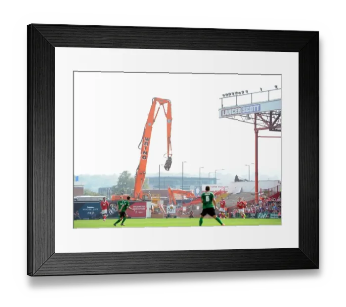 Framed Print : Action Kicks Off: Bristol City vs Scunthorpe United at Ashton Gate, September 6, 2014 Framed Print : Action Kicks Off: Bristol City vs Scunthorpe United at Ashton Gate, September 6, 2014