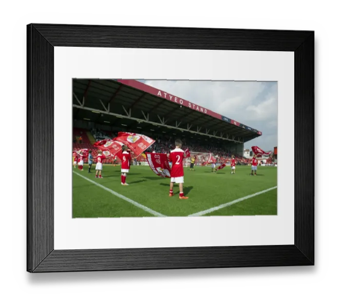 Framed Print : Bristol City FC Pays Tribute: Guard of Honor for Scunthorpe United Framed Print : Bristol City FC Pays Tribute: Guard of Honor for Scunthorpe United