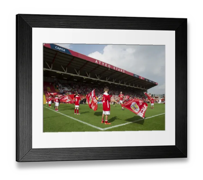 Framed Print : Bristol City FC Pays Tribute to Scunthorpe United at Ashton Gate