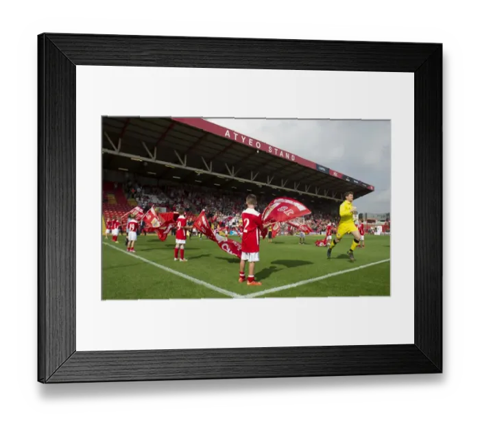Framed Print : Bristol City FC Honors Scunthorpe United with Guard of Honor at Ashton Gate Framed Print : Bristol City FC Honors Scunthorpe United with Guard of Honor at Ashton Gate