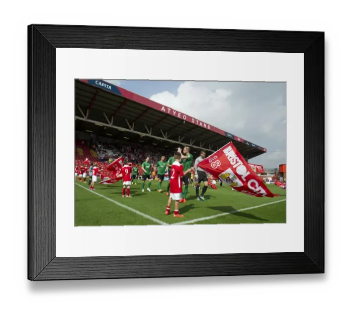 Framed Print : Bristol City FC Pays Tribute: Guard of Honor for Scunthorpe United at Ashton Gate