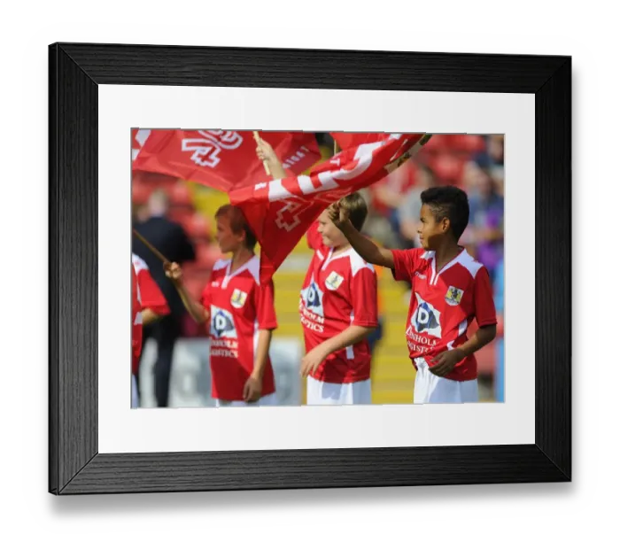 Framed Print : Bristol City Football Club: Scunthorpe United Honored with Guard of Honor at Ashton Gate (September 6, 2014) Framed Print : Bristol City Football Club: Scunthorpe United Honored with Guard of Honor at Ashton Gate (September 6, 2014)