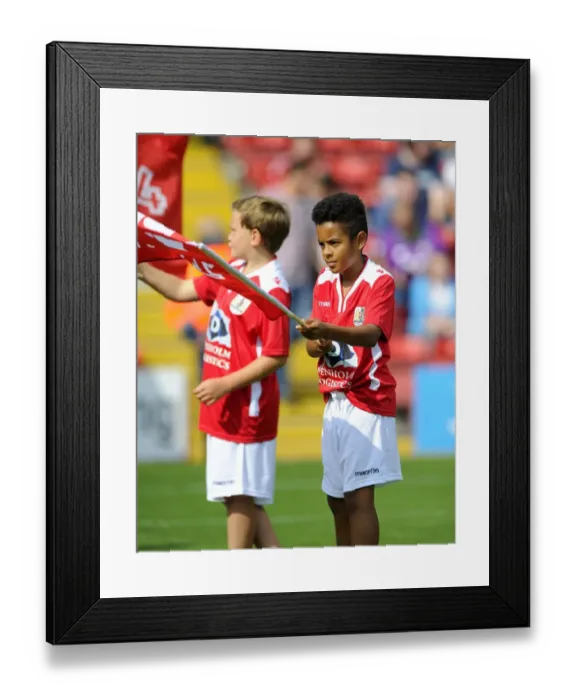 Framed Print : Bristol City FC Honors Scunthorpe United with Guard of Honor at Ashton Gate Framed Print : Bristol City FC Honors Scunthorpe United with Guard of Honor at Ashton Gate