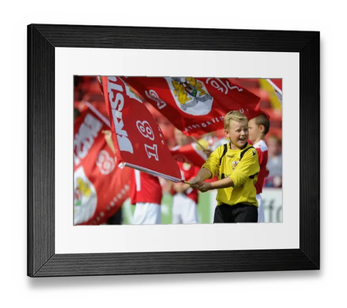 Framed Print : Bristol City FC Pays Tribute: Guard of Honor for Scunthorpe United at Ashton Gate