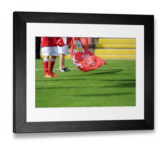 Framed Print : Bristol City FC Pays Tribute: Guard of Honor for Scunthorpe United at Ashton Gate