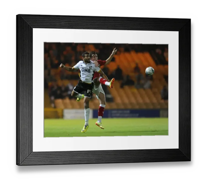 Framed Print : Bristol City vs Port Vale: Intense Battle for Possession - September 16, 2014 Framed Print : Bristol City vs Port Vale: Intense Battle for Possession - September 16, 2014