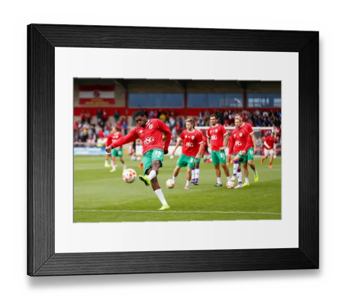 Framed Print : Bristol City's Jay Emmanuel-Thomas Prepares for Kickoff at Fleetwood Town's Highbury Stadium