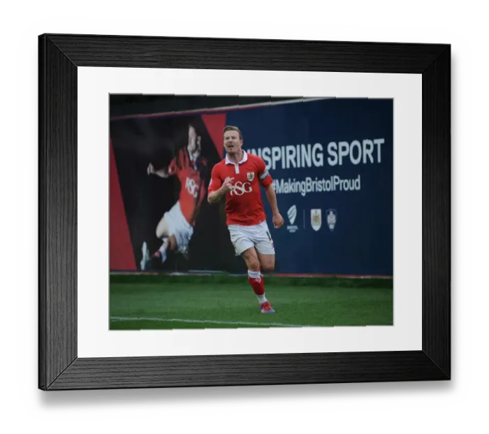 Framed Print : Wade Elliott's Winning Goal: Bristol City Triumphs Over MK Dons (September 27, 2014)