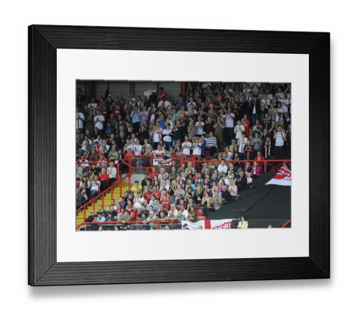 Framed Print : Minutes Applause for Mark Saunders: Tribute at Bristol City vs MK Dons (September 27, 2014) Framed Print : Minutes Applause for Mark Saunders: Tribute at Bristol City vs MK Dons (September 27, 2014)