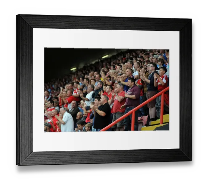Framed Print : Bristol City FC: Minutes Applause for Mark Saunders (54) at Ashton Gate Framed Print : Bristol City FC: Minutes Applause for Mark Saunders (54) at Ashton Gate