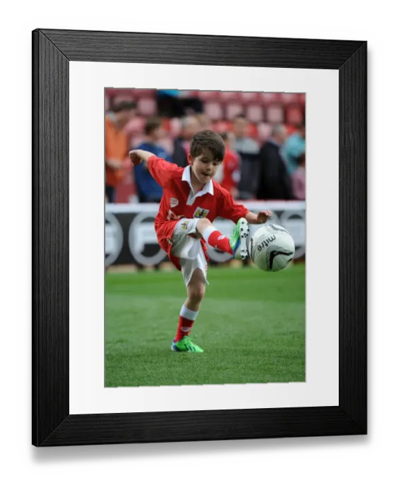 Framed Print : Football Rivalry: A Clash of Titans - Bristol City vs Chesterfield, October 2014 Framed Print : Football Rivalry: A Clash of Titans - Bristol City vs Chesterfield, October 2014