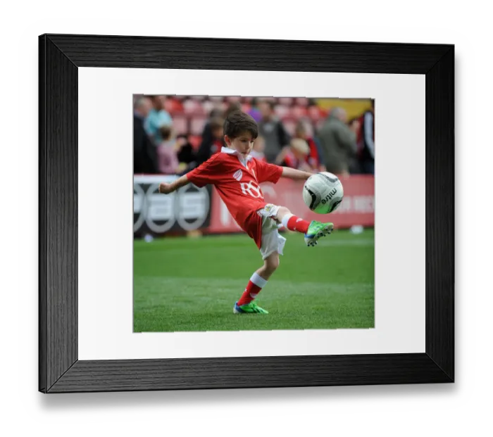 Framed Print : Bristol City vs Chesterfield: A Football Rivalry - October 2014 Framed Print : Bristol City vs Chesterfield: A Football Rivalry - October 2014