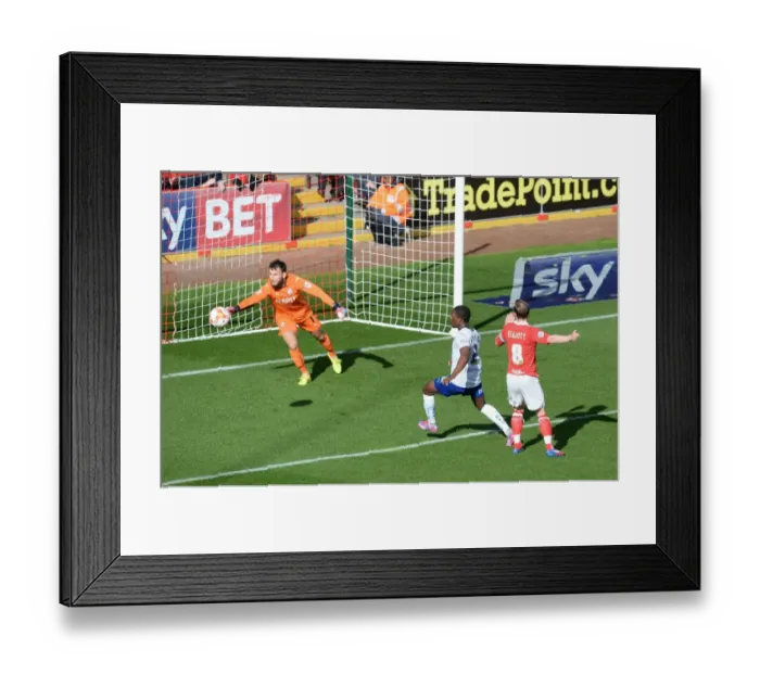 Framed Print : Bristol City's Wade Elliott Goes for Glory: Early Chance vs. Chesterfield, Sky Bet League One