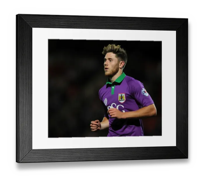 Framed Print : Bristol City's Wes Burns in Action against Cheltenham Town, Johnstone's Paint Trophy, October 8, 2014