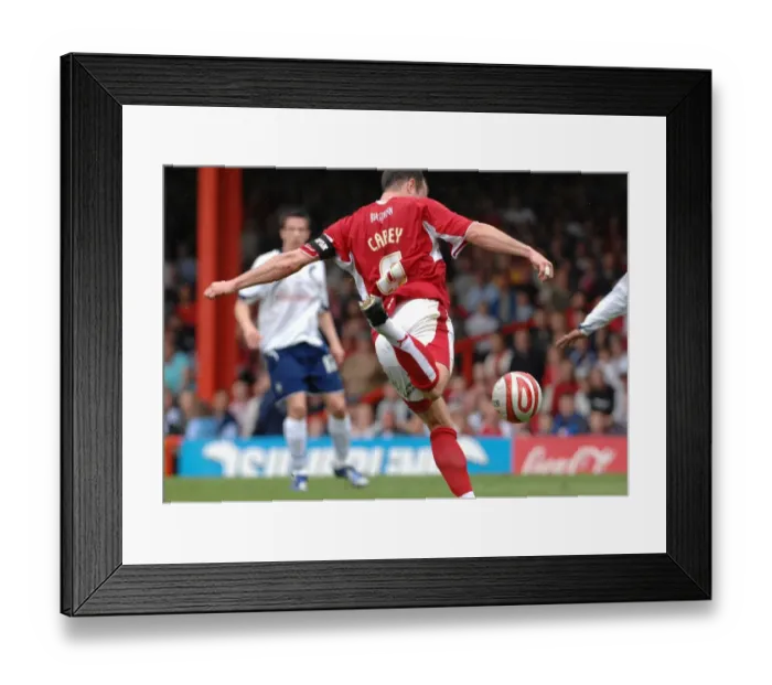 Framed Print : Louis Carey in Action for Bristol City Against Preston North End Framed Print : Louis Carey in Action for Bristol City Against Preston North End