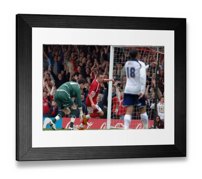 Framed Print : Michael McIndoe in Action for Bristol City Against Preston North End Framed Print : Michael McIndoe in Action for Bristol City Against Preston North End
