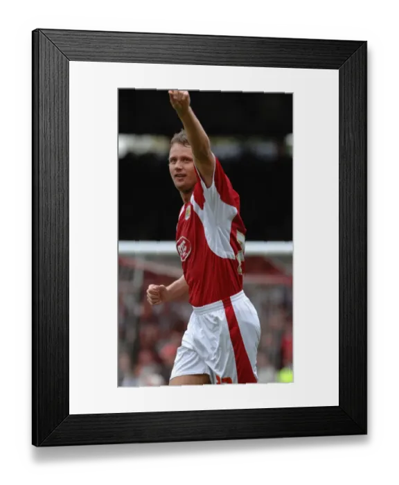 Framed Print : Exultant Moment: Lee Trundle's Thrilling Goal Celebration vs Preston North End (Bristol City)