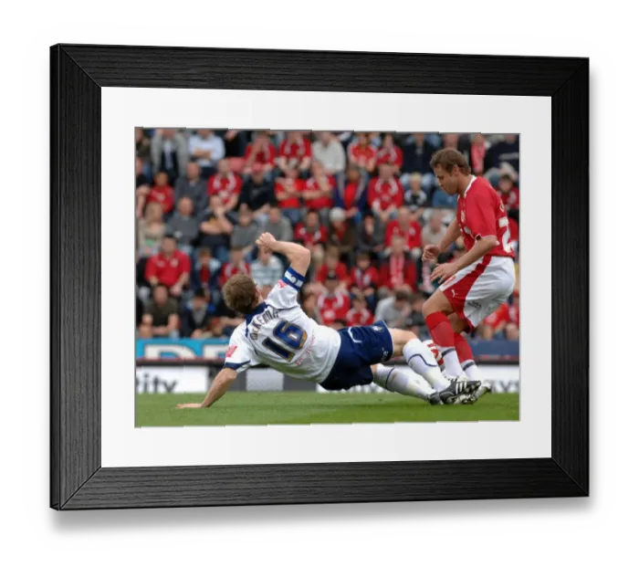 Framed Print : Thrilling Moment: Lee Trundle's Strike for Bristol City Against Preston North End