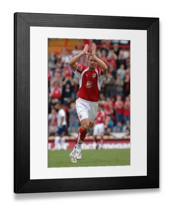 Framed Print : Lee Trundle Clap Framed Print : Lee Trundle Clap
