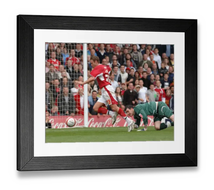 Framed Print : Thrilling Action: Lee Trundle vs Preston North End (Bristol City)