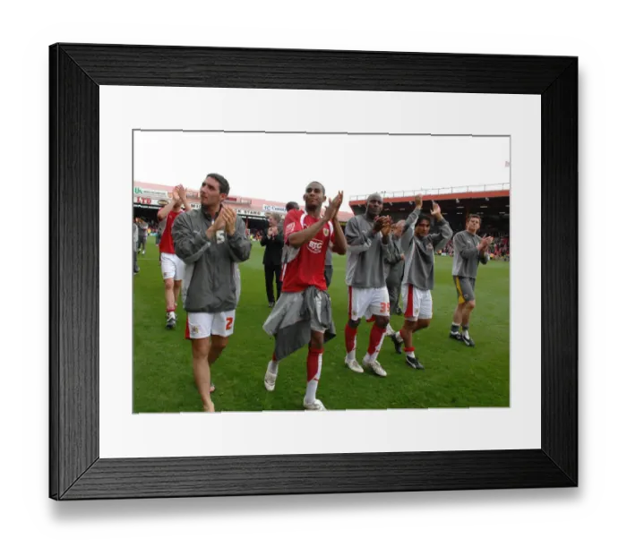 Framed Print : Team Lap