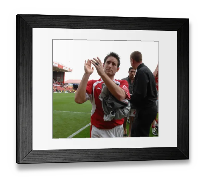 Framed Print : Lee Johnson
