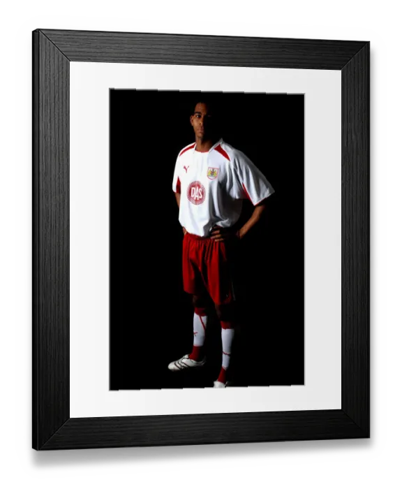 Framed Print : Bristol City FC: New Kit Unveiled - Portraits of the Team Framed Print : Bristol City FC: New Kit Unveiled - Portraits of the Team