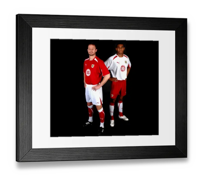 Framed Print : Bristol City FC: New Kit Unveiled - Team Portraits