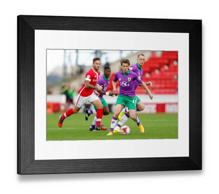 Framed Print : Bristol City's Luke Freeman in Action against Barnsley, October 2014 Framed Print : Bristol City's Luke Freeman in Action against Barnsley, October 2014