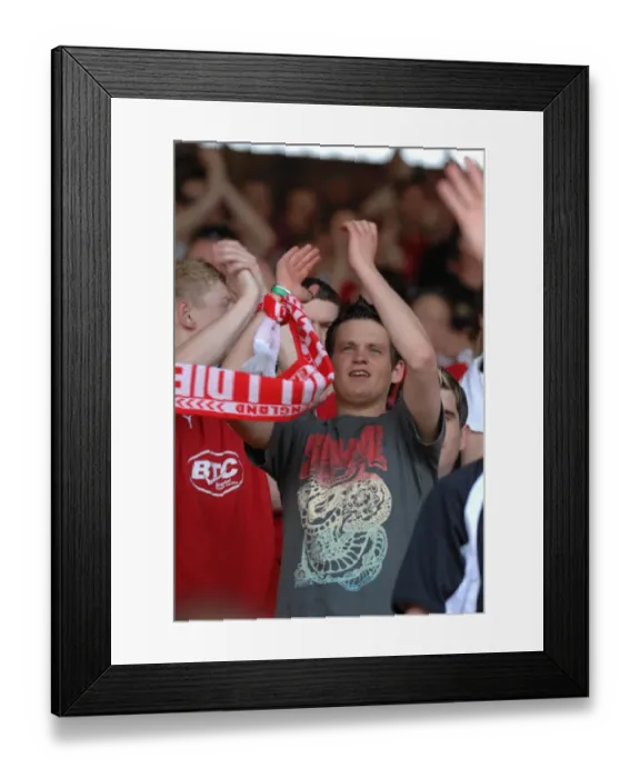 Framed Print : Bristol City FC: Unwavering Passion of the Fans Framed Print : Bristol City FC: Unwavering Passion of the Fans
