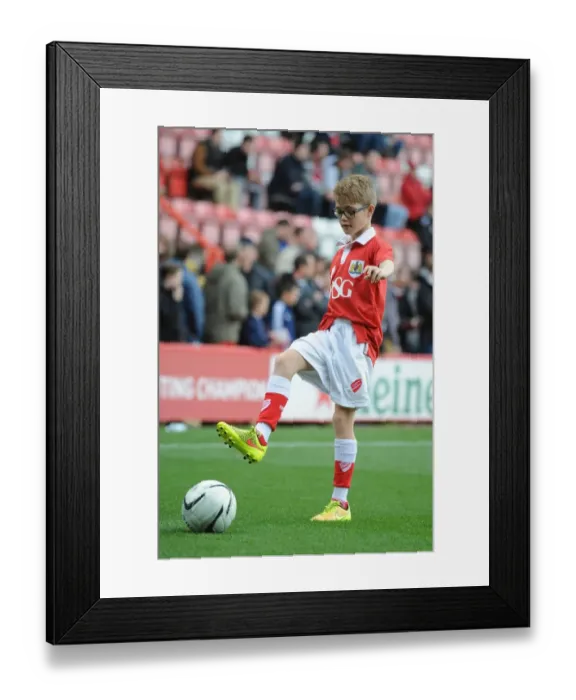 Framed Print : Thrilling Sky Bet League One Showdown: Bristol City vs Oldham Athletic at Ashton Gate - November 2014 (Bristol City v Oldham)