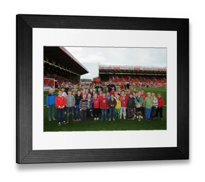 Framed Print : Bristol City vs Oldham Athletic: A Football Rivalry in Sky Bet League One at Ashton Gate - November 2014
