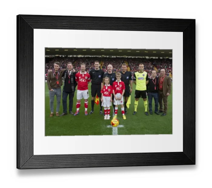 Framed Print : Bristol City vs Oldham Athletic: A Football Rivalry in Sky Bet League One at Ashton Gate - November 2014