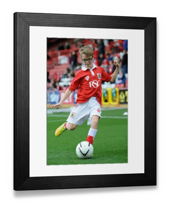 Framed Print : Bristol City vs Oldham Athletic: A Football Rivalry in Sky Bet League One at Ashton Gate - November 2014