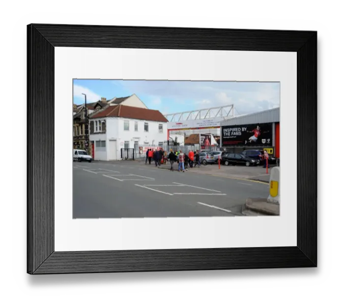 Framed Print : Bristol City vs Oldham: Clash at Ashton Gate, November 2014 Framed Print : Bristol City vs Oldham: Clash at Ashton Gate, November 2014
