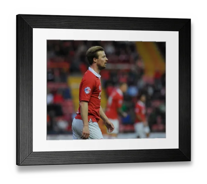 Framed Print : Bristol City's Wade Elliott in Action: Bristol City vs Oldham, 1st November 2014 Framed Print : Bristol City's Wade Elliott in Action: Bristol City vs Oldham, 1st November 2014
