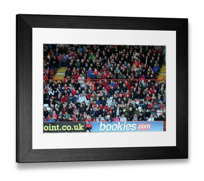 Framed Print : Intense Rivalry: Bristol City vs Oldham Athletic, November 2014 Framed Print : Intense Rivalry: Bristol City vs Oldham Athletic, November 2014