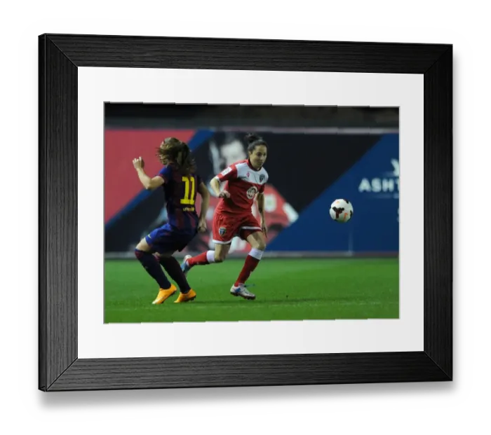 Framed Print : Laura Del Rio Garcia of Bristol Academy Passes to Alexia Putellas of FC Barcelona Framed Print : Laura Del Rio Garcia of Bristol Academy Passes to Alexia Putellas of FC Barcelona